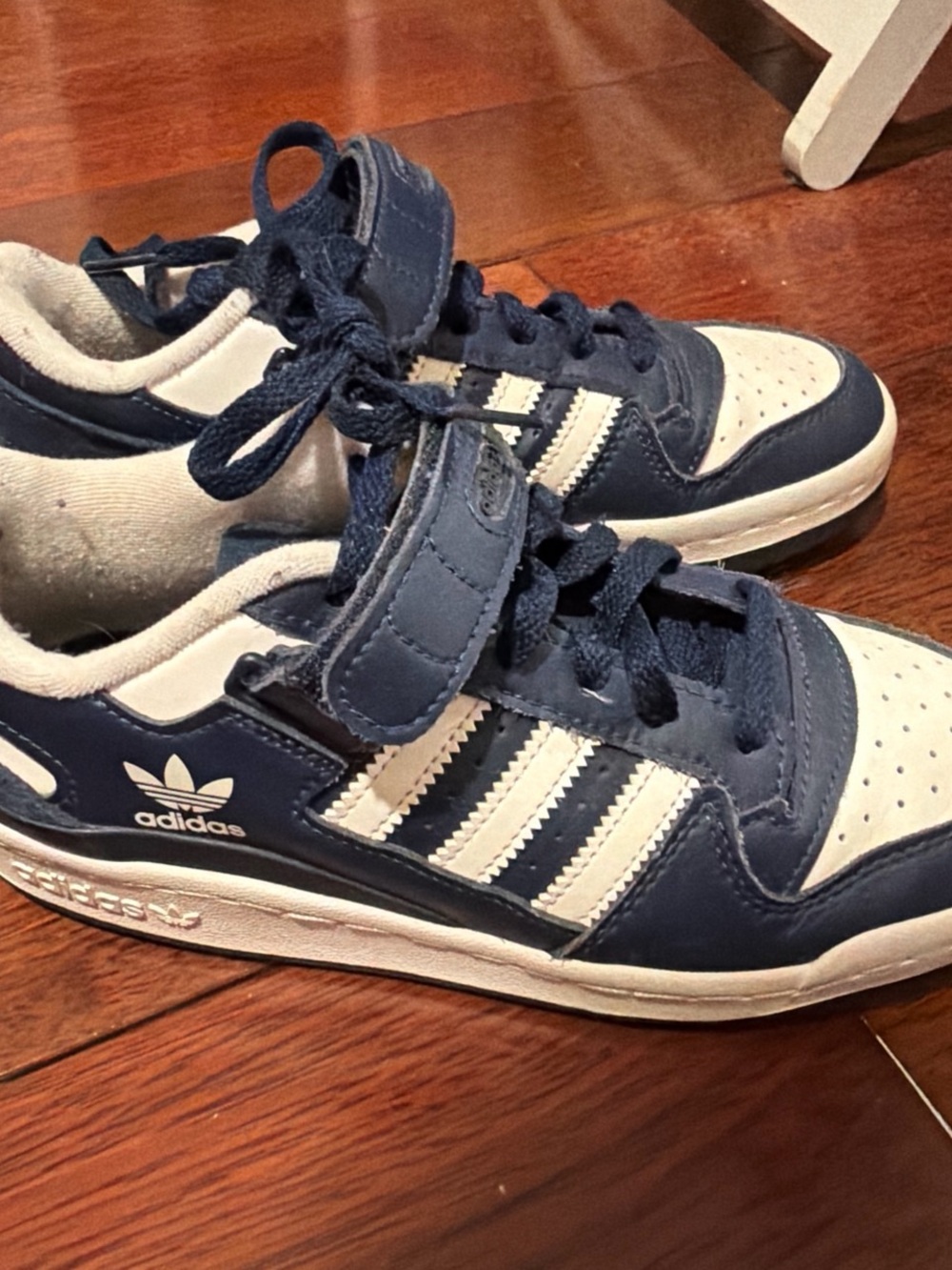 adidas fourm low- navy and white